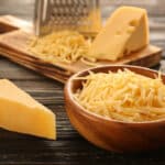 Comparación entre el queso cheddar y el queso mozzarella: ¿cuál elegir?